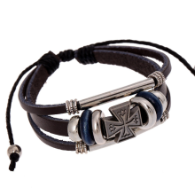 Läderarmband med detaljer i trä och rostfritt stål