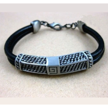 Läderarmband med detaljer i borstad stål
