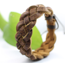 Flätat armband i brunt läder