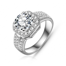 Ring med en större och många små Cubic Zirconia samt i platinumplätering