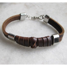 Läderarmband med detaljer i rostfritt stål