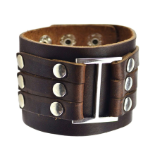 Läderarmband med metalldetaljer