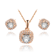 Smyckeset  med Austrian Crystals och i Roséguldplätering