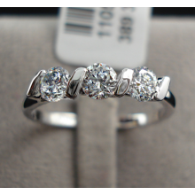 Ring med tre Cubic Zirconia och Platinumplätering