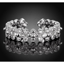 Ring med många små Cubic Zirconia och i Platinumplätering