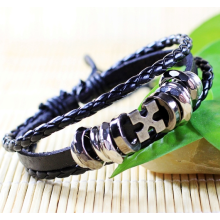 Läderarmband med metalldetaljer