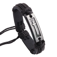 Läderarmband med ett kors i borstad metall