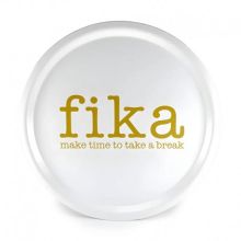Rund bricka make time to fika vit med guldfärgad text