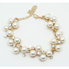Armband med P&auml;rlor och kristaller i 18 K Guldpl&auml;tering