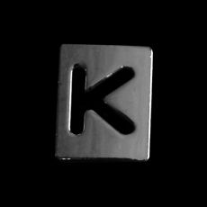 Fyrkantig bokstav till armband - K