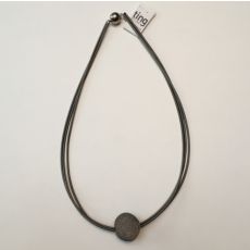 Halsband med tunna stålfjädrar och grå kula. 