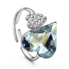 Ring "Blue Heart" med en större och flera mindre Austrian Crystals samt  i Platinumplätering