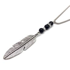 Halskedja "Feather" i rostfritt stål  och med detaljer  i 925 Sterling Silverplätering och pärlor