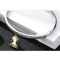 Armband "White Heart" med en större vit Austrian Crystal och flera små Austrian Crystals samt i platinumplätering
