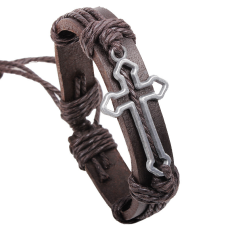 Läderarmband med ett kors i borstad metall