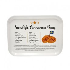Bricka swedish cinnamon buns 27 x 20 cm, vit med svart text, svensk kanelbulle