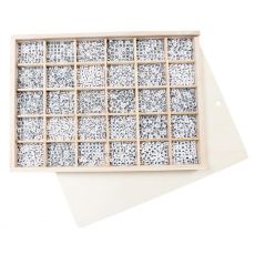 Plastpärlor, Bokstavspärlor (A-Ö) och sifferpärlor (0-9) i trälåda, 1500 pärlor/fp