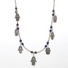 Kulhalsband med massor av lila och grå pärlor och berlocker i antikt silverplätering