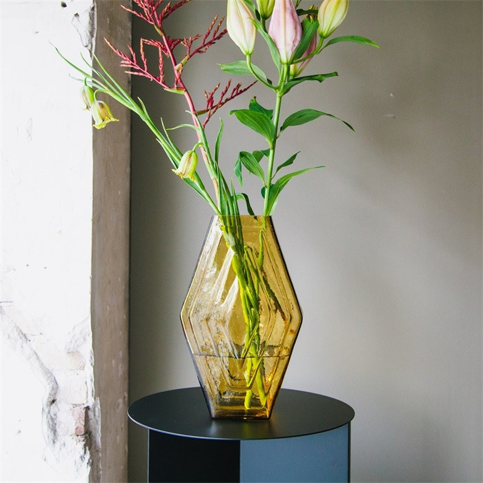 Vase small, Infinite Hexagon, amber. Vas liten
